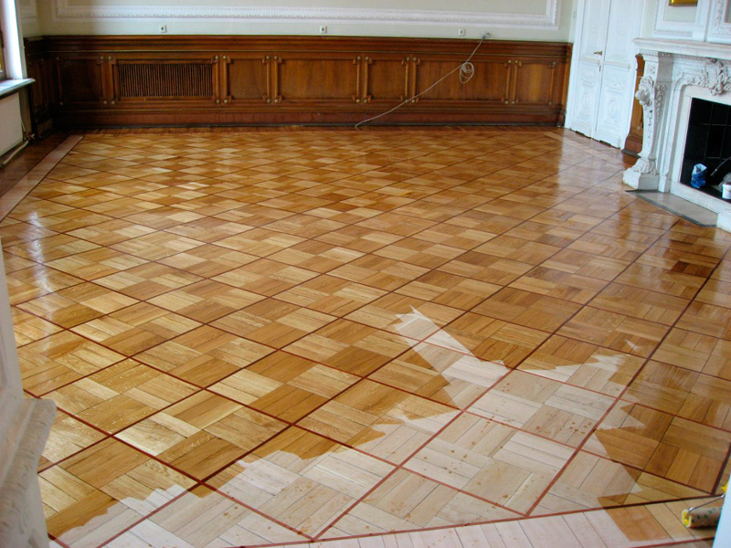 Паркет, покрытый первым слоем лака Паркет, покрытый первым слоем лака