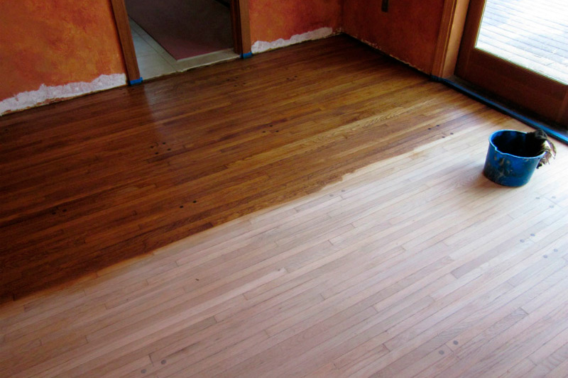 Паркет в процессе тонирования Паркет в процессе тонирования